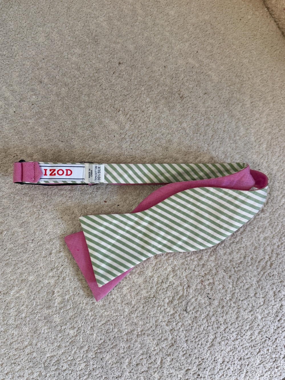 NWOT Izod Men’s Pink and Green Searsucker Adjustable Bow Tie